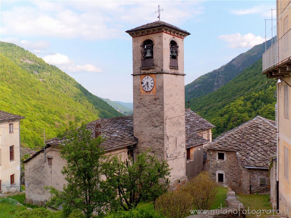 Montesinaro frazione di Piedicavallo (Biella) - Il campanile e la chiesa vista da dietro